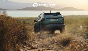 Dacia Duster 4x4 2024 su percorso sterrato innevato
