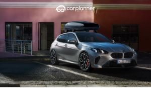 BMW Serie 1 2025 F70 frontale con nuova griglia e fari LED in ambiente urbano