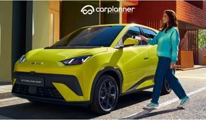  BYD Dolphin Surf 2025 con evidenza dimensioni e bagagliaio