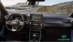 Interni Dacia Duster 2024 con plancia moderna e schermo touch