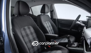 Hyundai i10 con porte e bagagliaio aperti che mostra lo spazio interno e la capacità di carico