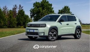 Fiat Grande Panda Benzina 2025 vista frontale in strada italiana