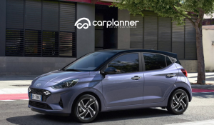 Hyundai i10 N Line in corsa su strada urbana con dettagli sportivi in evidenza