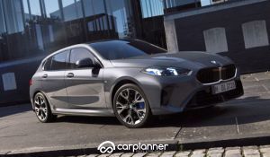 Nuova BMW Serie 1 2025 vista tre quarti frontale con design aggiornato e kidney grille