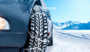 Obbligo catene a bordo 2025/2026: segnale catene o pneumatici invernali, auto su strada innevata e catene compatibili in primo piano Obbligo catene a bordo 2025/2026: segnale catene o pneumatici invernali, auto su strada innevata e catene compatibili in primo piano