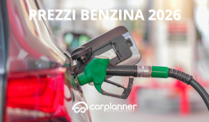 Quanto costa la benzina: rifornimento self service con pistola del carburante inserita nel serbatoio